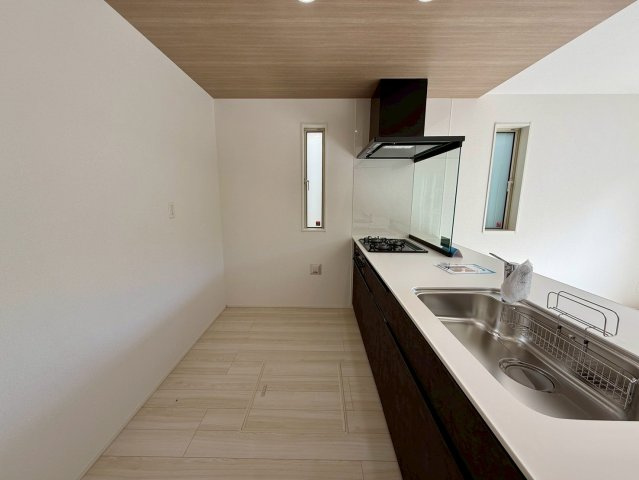 グラファーレ浦添市前田・２号棟のキッチン|会話も弾む対面式のシステムキッチン／換気窓＆床下収納付き