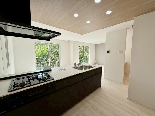 グラファーレ浦添市前田・２号棟のキッチン|キッチンから3.5帖のサービスルームへの移動も楽々◎