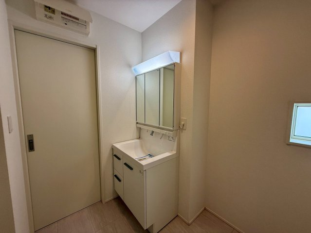 グラファーレ浦添市前田・２号棟の独立洗面台|シューズクロークからも廊下側からも出入りできる独立洗面台