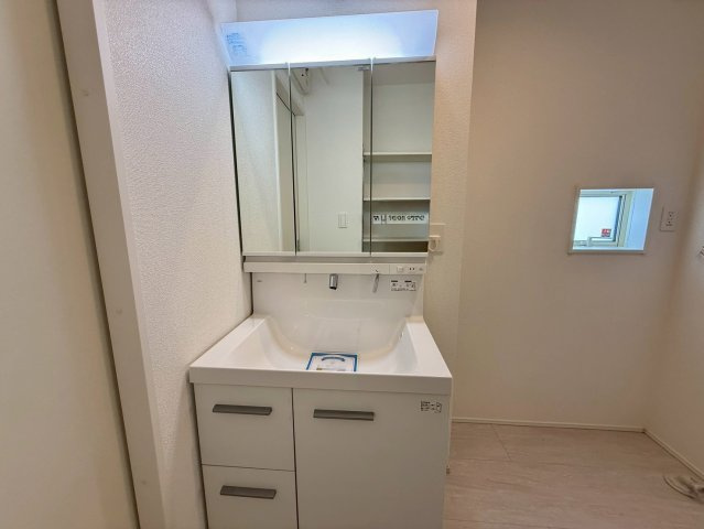 グラファーレ浦添市前田・２号棟の独立洗面台|ハンドシャワー付き洗面化粧台＆洗濯機置き場／洗面室に窓