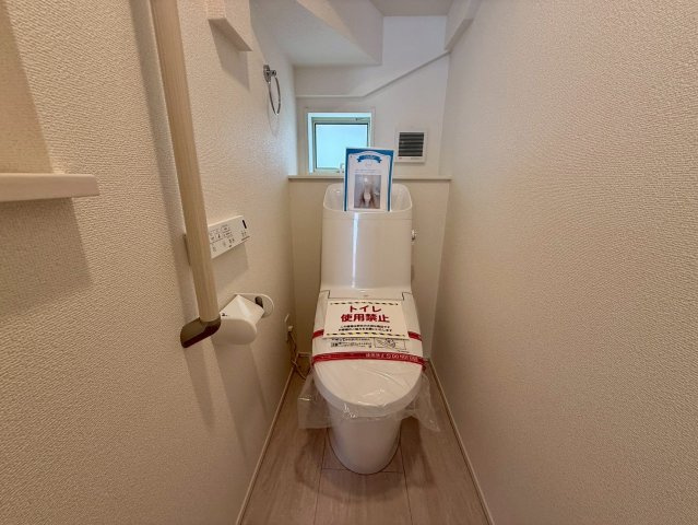 グラファーレ浦添市前田・２号棟のトイレ|１階トイレ・換気窓＆手すり付き／温水洗浄便座