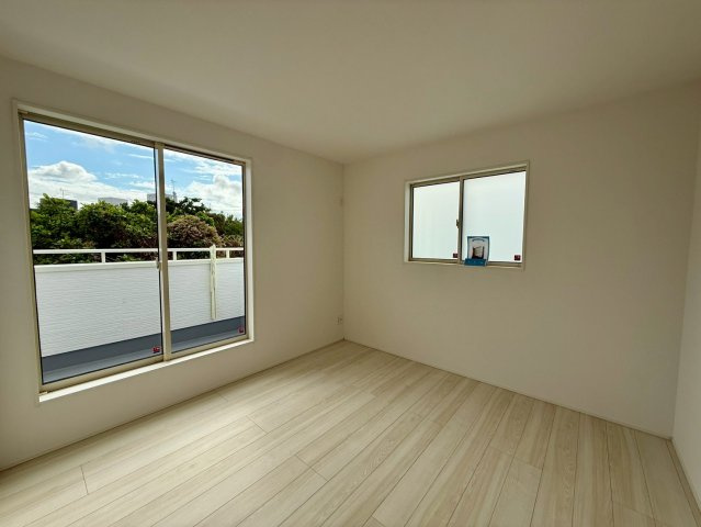 グラファーレ浦添市前田・２号棟の洋室|二面採光の２階主寝室7.25帖・バルコニー出入口付き