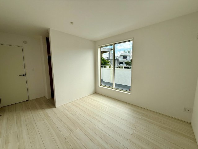 グラファーレ浦添市前田・２号棟の洋室|二面採光の２階主寝室7.25帖・バルコニー出入口付き