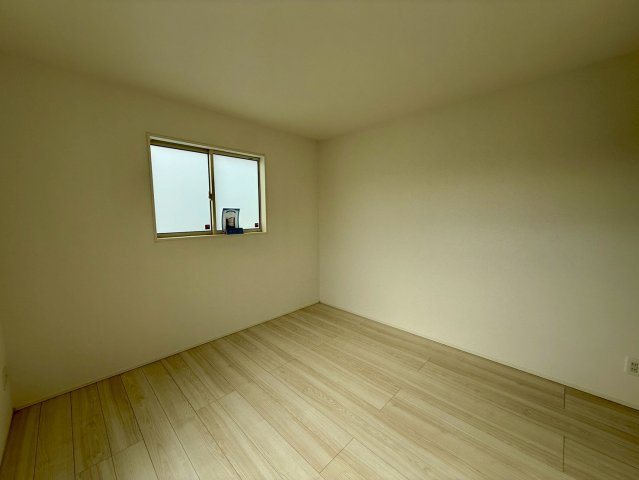 グラファーレ浦添市前田・２号棟の洋室|二面採光の２階主寝室7.25帖