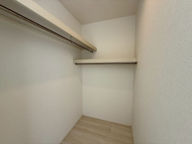 グラファーレ浦添市前田・２号棟の収納|２階主寝室7.25帖に設置された、季節物の入れ替えが楽々なウォークインクローゼット