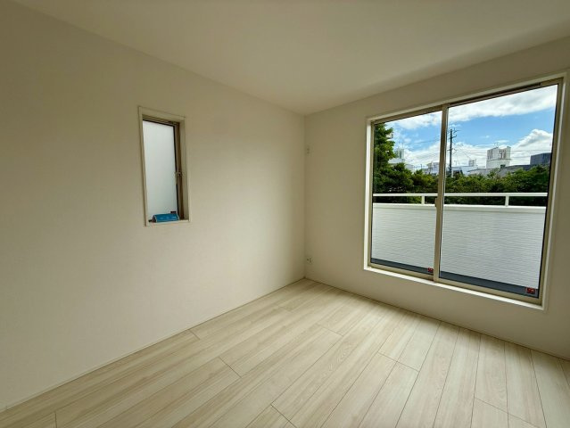 グラファーレ浦添市前田・２号棟の洋室|二面採光の２階洋室5.25帖①バルコニー出入口付き