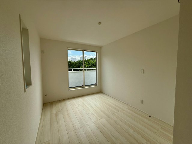 グラファーレ浦添市前田・２号棟の洋室|二面採光の２階洋室5.25帖①バルコニー出入口付き