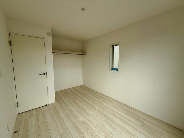 グラファーレ浦添市前田・２号棟の洋室|二面採光の２階洋室5.25帖①オープンクローゼット付き