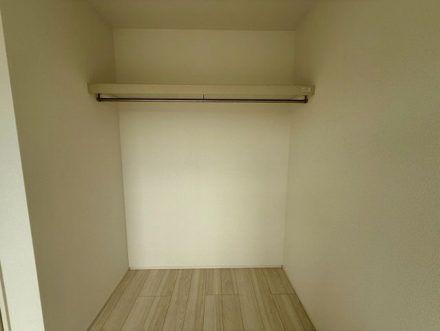 グラファーレ浦添市前田・２号棟の収納|２階洋室5.25帖①に設置されたオープンクローゼット