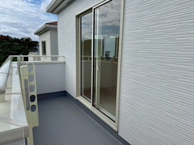 グラファーレ浦添市前田・２号棟のバルコニー|様々な用途に使える、二部屋続きの広々バルコニー