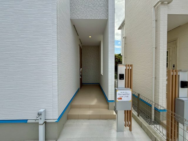 グラファーレ浦添市前田・２号棟の玄関|屋根付きで置き配スペースも確保できる玄関ポーチ／TVモニター付きインターフォン