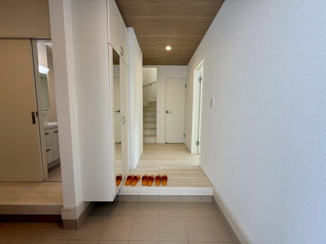 グラファーレ浦添市前田・２号棟の玄関|上がり框からリビングへつづく廊下