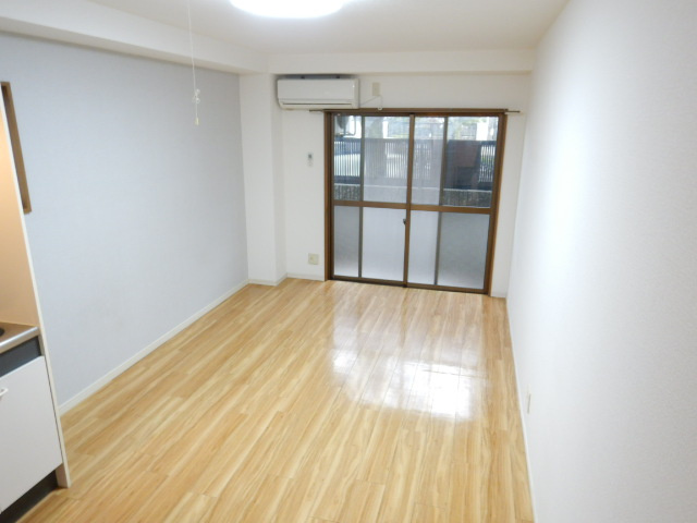 プラーフ岡本の居間・リビング