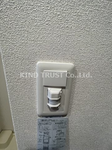 プレサンス天神橋筋六丁目ヴォワールの玄関|便利なセンサーライトです