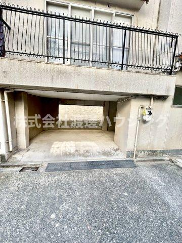 喜連西１丁目一戸建の駐車場|車高1810まで。