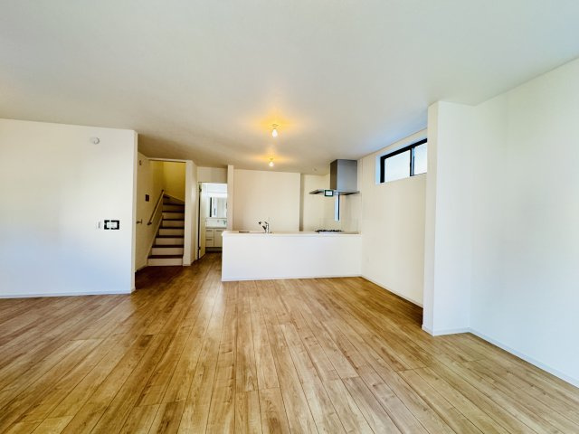 松戸市松戸新築戸建【南部小学校：10分】の居間・リビング|19帖リビングダイニングキッチン・床暖房付き