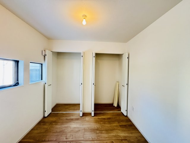 松戸市松戸新築戸建【南部小学校：10分】の居間・リビング|4.1帖洋室スペース・クローゼット２つでたっぷり収納♪