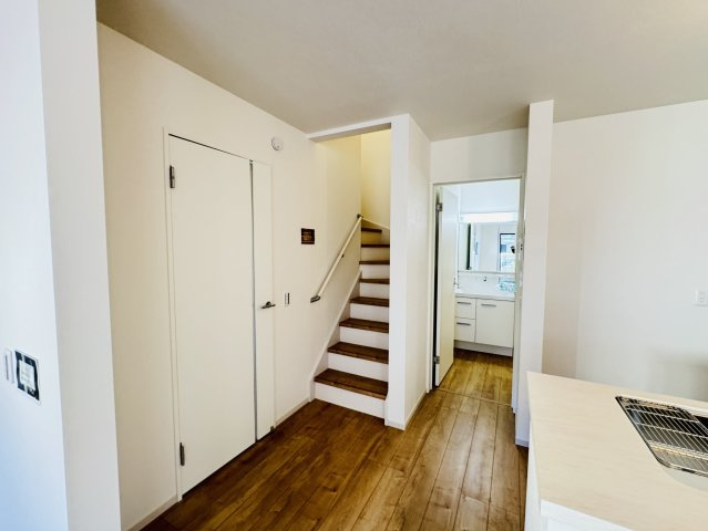 松戸市松戸新築戸建【南部小学校：10分】の居間・リビング|家族の顔が見えるリビングイン階段