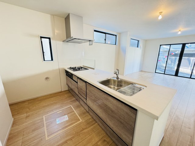 松戸市松戸新築戸建【南部小学校：10分】のキッチン|お手入れしやすいレンジフード・シンクの水栓には浄水器がついてます！