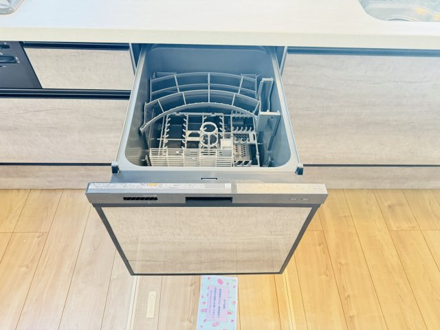 松戸市松戸新築戸建【南部小学校：10分】のキッチン|家事の手間をグッと省けるビルトイン食洗器