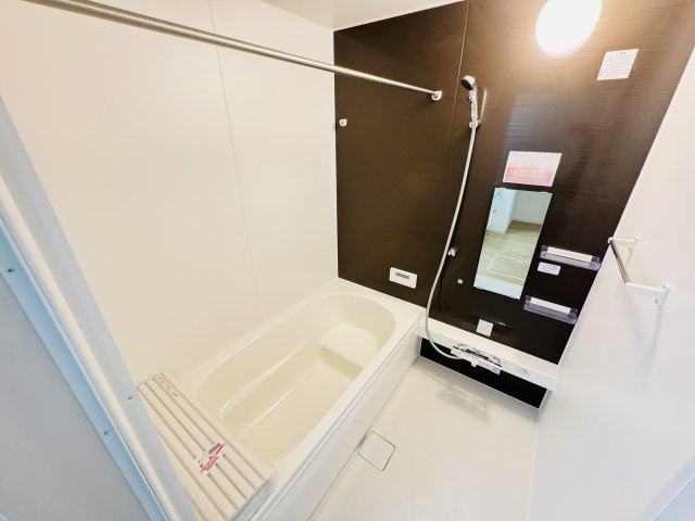 松戸市松戸新築戸建【南部小学校：10分】の浴室|手元で水流切り替えシャワーヘッド・足を伸ばせる広々浴槽で毎日リラックス♪