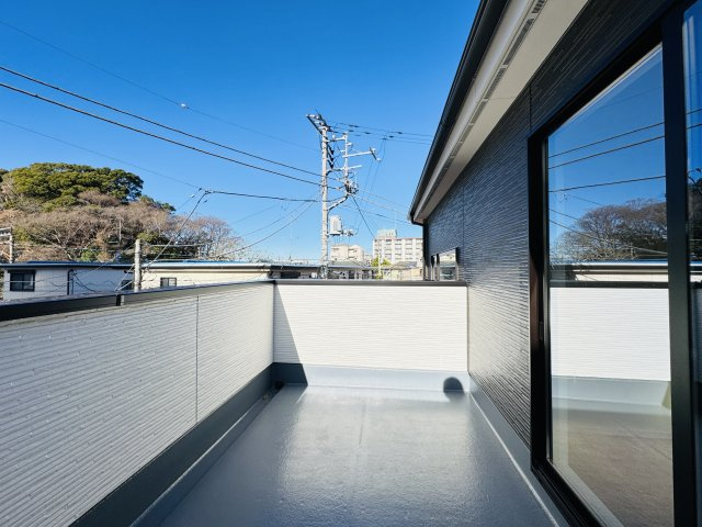 松戸市松戸新築戸建【南部小学校：10分】のバルコニー|寝室前南西向きルーフバルコニー