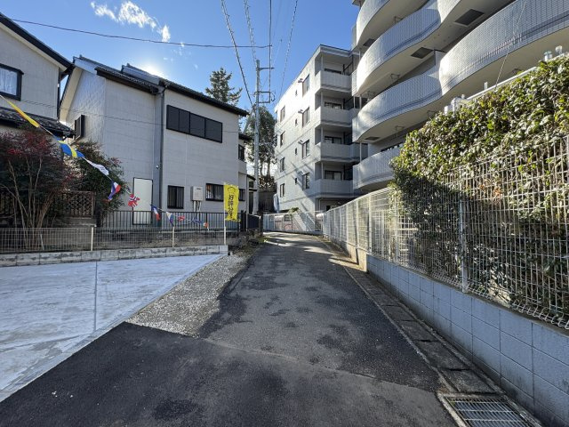 松戸市松戸新築戸建【南部小学校：10分】の前面道路含む現地写真|南西側前面道路