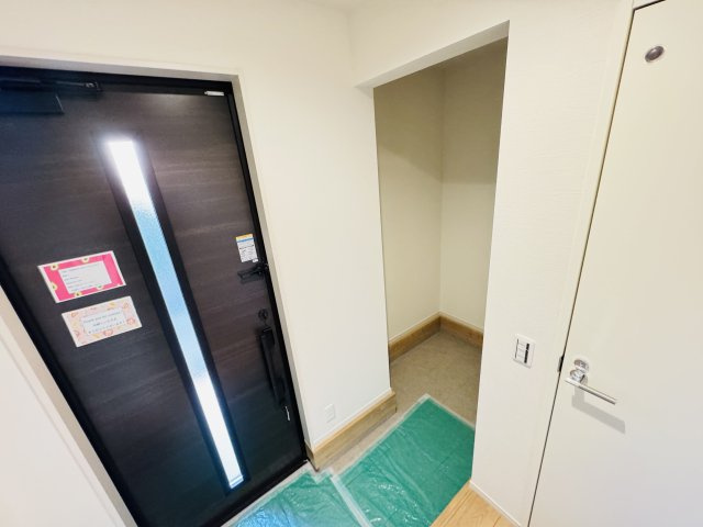 松戸市松戸新築戸建【南部小学校：10分】の玄関|玄関ホール横・土間収納スペース