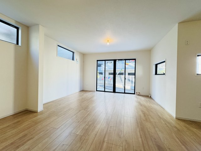 松戸市松戸新築戸建【南部小学校：10分】の居間・リビング|19帖リビングダイニングキッチン・床暖房付き