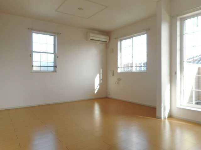 シンシアリー三笠Ⅰの居間・リビング|こちらの居間で趣味の時間をお楽しみください