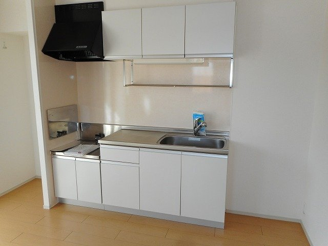 シンシアリー三笠Ⅰのキッチン|コンパクトなキッチンで掃除もラクラク