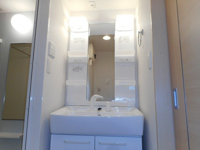 シンシアリー三笠Ⅰの洗面所|広い洗面スペース