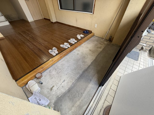 池田市栄本町戸建の玄関