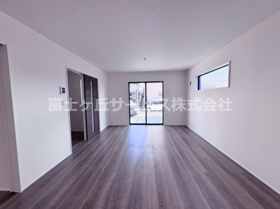 【居間・リビング】 | 豊橋市牛川町 3期 新築一戸建て 1号棟 | こちらのリビングで趣味の時間をお楽しみください