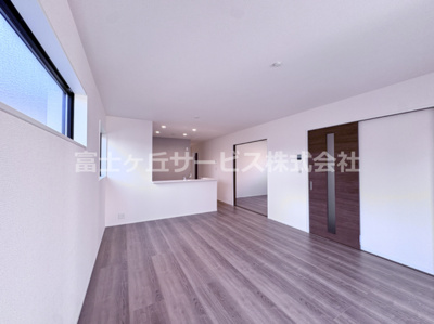 【居間・リビング】 | 豊橋市牛川町 3期 新築一戸建て 1号棟 | LDKです