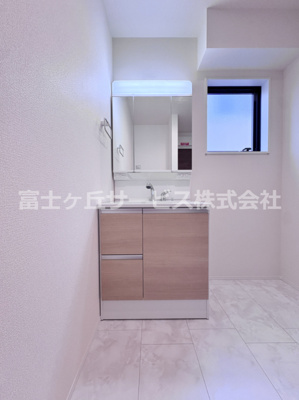 【独立洗面台】 | 豊橋市牛川町 3期 新築一戸建て 1号棟 | 朝の支度にも助かる、独立の洗髪洗面化粧台