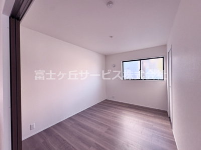 【寝室】 | 豊橋市牛川町 3期 新築一戸建て 1号棟 | 広くて明るい寝室