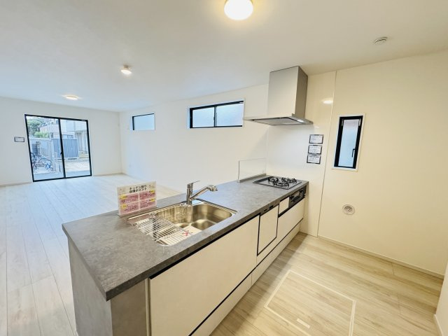 松戸市上本郷新築戸建【上本郷第二小学校：5分】のキッチン|お手入れしやすいレンジフード・シンクの水栓には浄水器がついてます！
