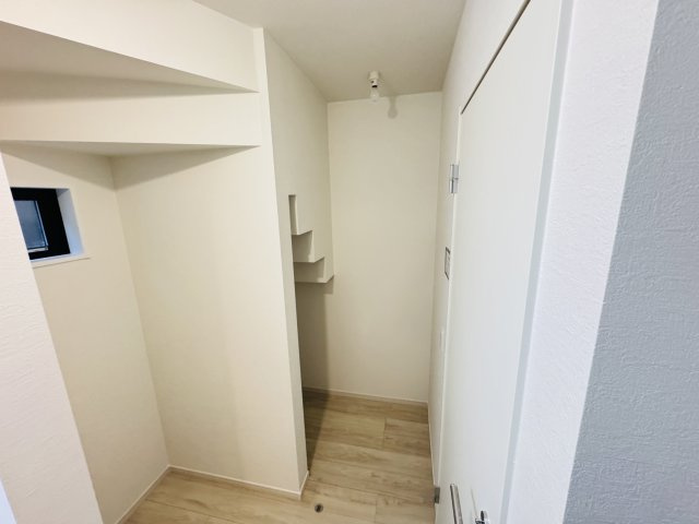 松戸市上本郷新築戸建【上本郷第二小学校：5分】の脱衣所|脱衣所収納スペース