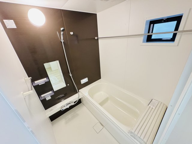 松戸市上本郷新築戸建【上本郷第二小学校：5分】の浴室|手元で水流切り替えシャワーヘッド・足を伸ばせる広々浴槽で毎日リラックス♪