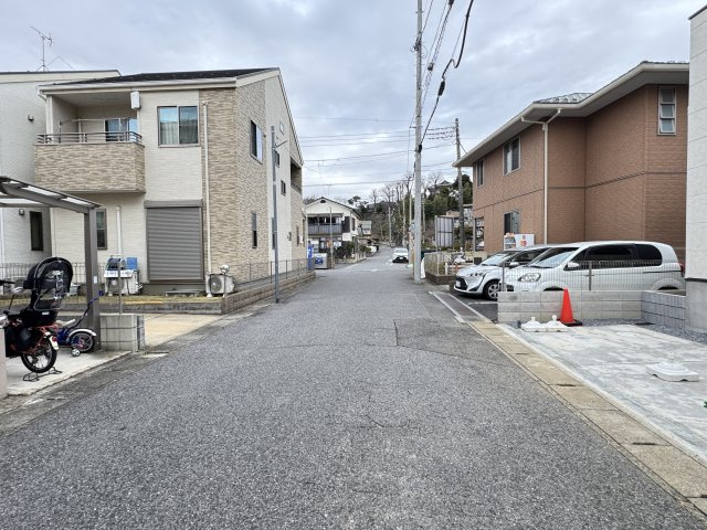 松戸市上本郷新築戸建【上本郷第二小学校：5分】の前面道路含む現地写真|西側前面道路・幅員約5.9ｍ