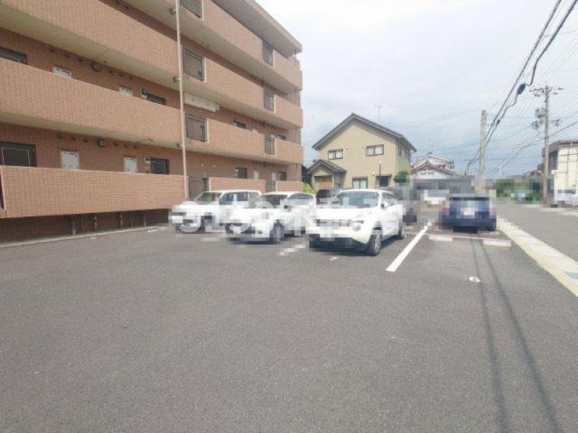 メゾンパラディの駐車場