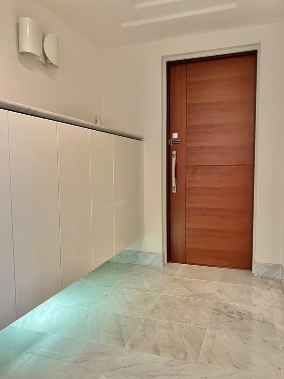 ノーツ目黒青葉台の玄関