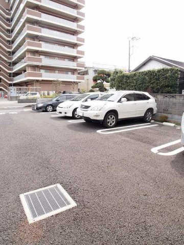 イルミナーレＡの駐車場