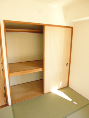 和室に収納ございます。