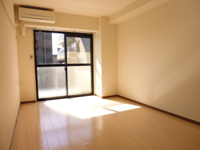 洋室にエアコン1基ございます。