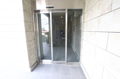 3枚扉のオートロック扉