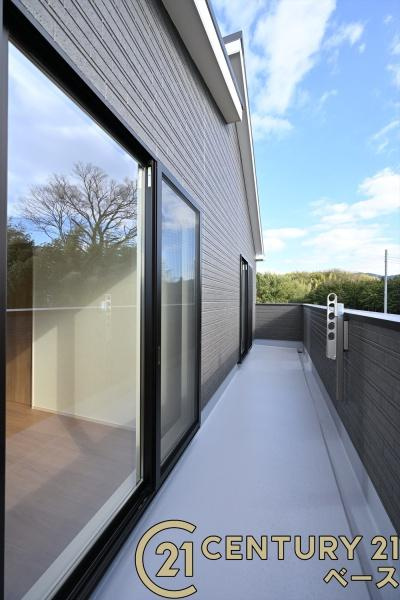 ファーストタウン別所町 ３号棟 ／新築一戸建のバルコニー|■現地撮影写真■日当たりのよい広々バルコニー！お布団干しもラクに行えます！