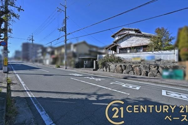 北葛城郡河合町星和台１丁目の売地の前面道路含む現地写真|■前面道路はひろびろ約１１ｍでお車の出し入れも楽々！