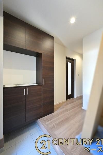 リーブルガーデン三輪 ／新築一戸建の内観：施工例|■玄関には大容量シューズボックス完備！■